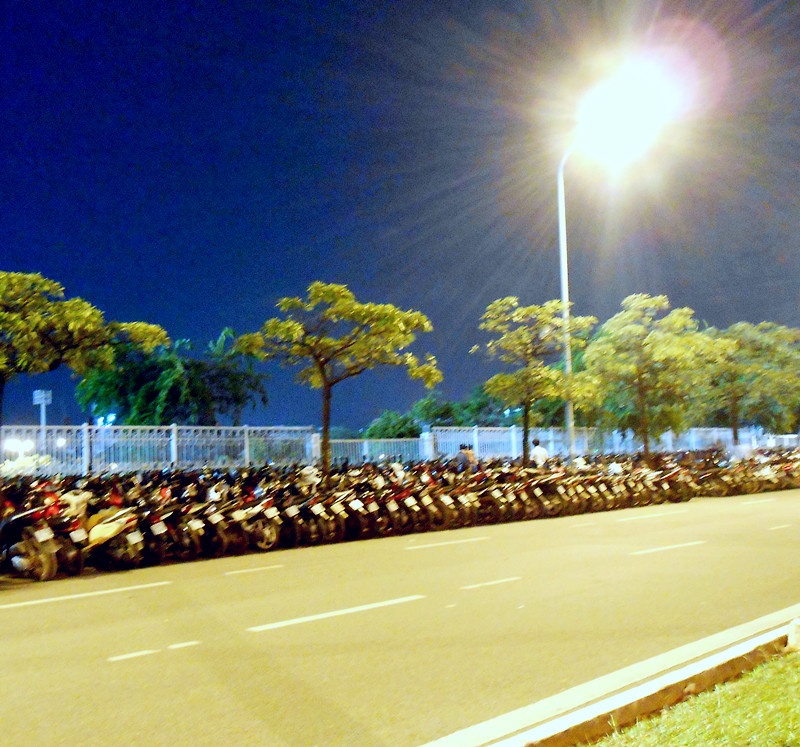 Làn đường dành cho xe thô sơ sát cổng SVĐ Mỹ Đình bị các tiểu thương biến thành bãi trông giữ xe tự phát