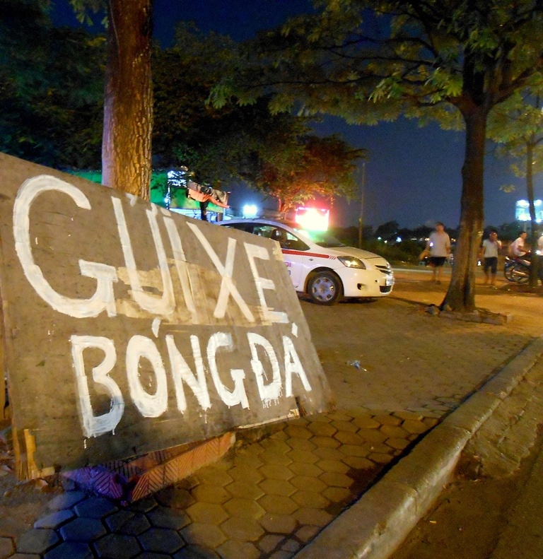 50.000 dong/lan gui xe may o san My Dinh ngay U19 thi dau hinh anh