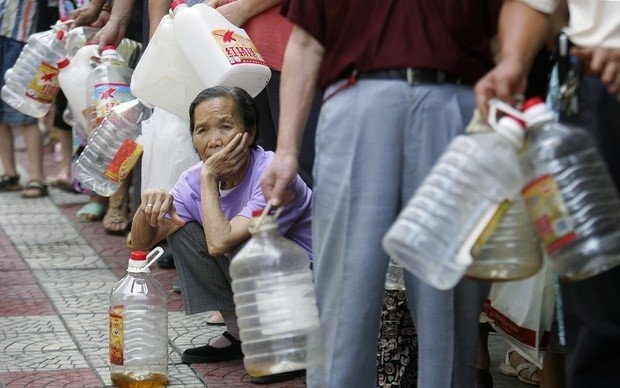 Người Trung Quốc xếp hàng chờ mua dầu ăn rẻ tiền.