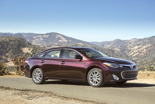 Toyota Avalon hybrid thanh lịch, sang trọng. Ngay khi xuất hiện, Avalon thế hệ thứ tư gây ấn tượng mạnh bởi ngoại thất hoàn toàn mới. Avalon 2014 có chiều dài trục cơ sở 2.820mm, kích thước tổng thể 4.966mm dài, rộng 1.835mm và cao 1.460mm. Thân xe là những đường vát dứt khoát mà mềm mại. Phần đầu xe có hốc hút gió hình lục lăng phía dưới được mở rộng, hai bên đèn sương mù mạ crôm, mặt ca-lăng phía trên mạ bóng, tạo hình ăn nhập với hai bên đèn pha chiếu sáng dạng LED toàn phần.