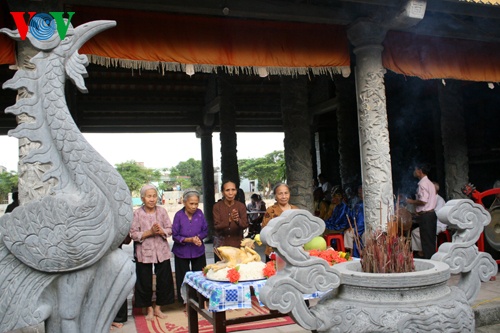 Dân làng Ninh Vân trong lễ giỗ tổ nghề.