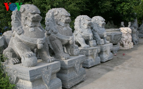  Những cặp sư tử đá “ngoại lai” đã thành hình đều ế ẩm vì không còn người mua.
