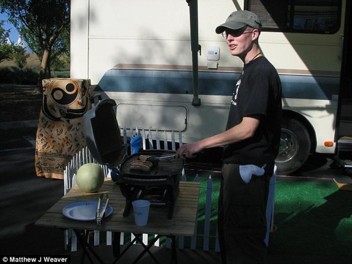 Weaver cho biết, anh bắt đầu dọn tới công ty ở khi căn hộ thuê ở Berkeley hết phòng và một người bạn đã thách anh sống trong một chiếc xe. Khoảng thời gian Weaver 24/7 không rời công ty là từ tháng 7/2005 đến 8/2006.