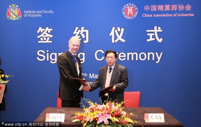 Tiếp đó là chuyên gia tính toán bảo hiểm với thu nhập bình quân là từ 120.000 đến 150.000 nhân dân tệ/năm. Hình ảnh ở trên là cuộc gặp gỡ giữa ông Wei (phải) là chủ tịch Hiệp hội các chuyên gia tính toán Trung Quốc và ông Ronald Bowie (trái) là chủ tịch Viện chuyên gia tính toán của Anh.