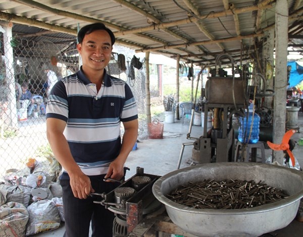 Cu nhan tieng Phap lam giau bang nghe che may moc hinh anh