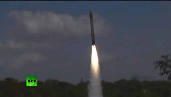 Một quả tên lửa đã được ấn nút phóng lên.