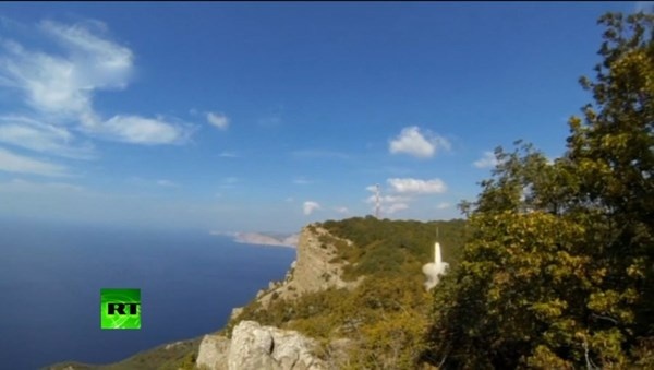 Một quả tên lửa khác tiếp tục được phóng lên.