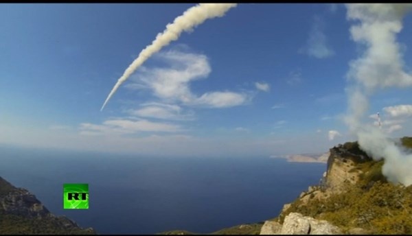 Tên lửa P-800 Oniks có phạm vi hoạt động rộng đến 300 km. Tên lửa này có thể mang theo cả đầu đạn nổ 200 kg hoặc đầu đạn nổ bán xuyên giáp 250 kg.