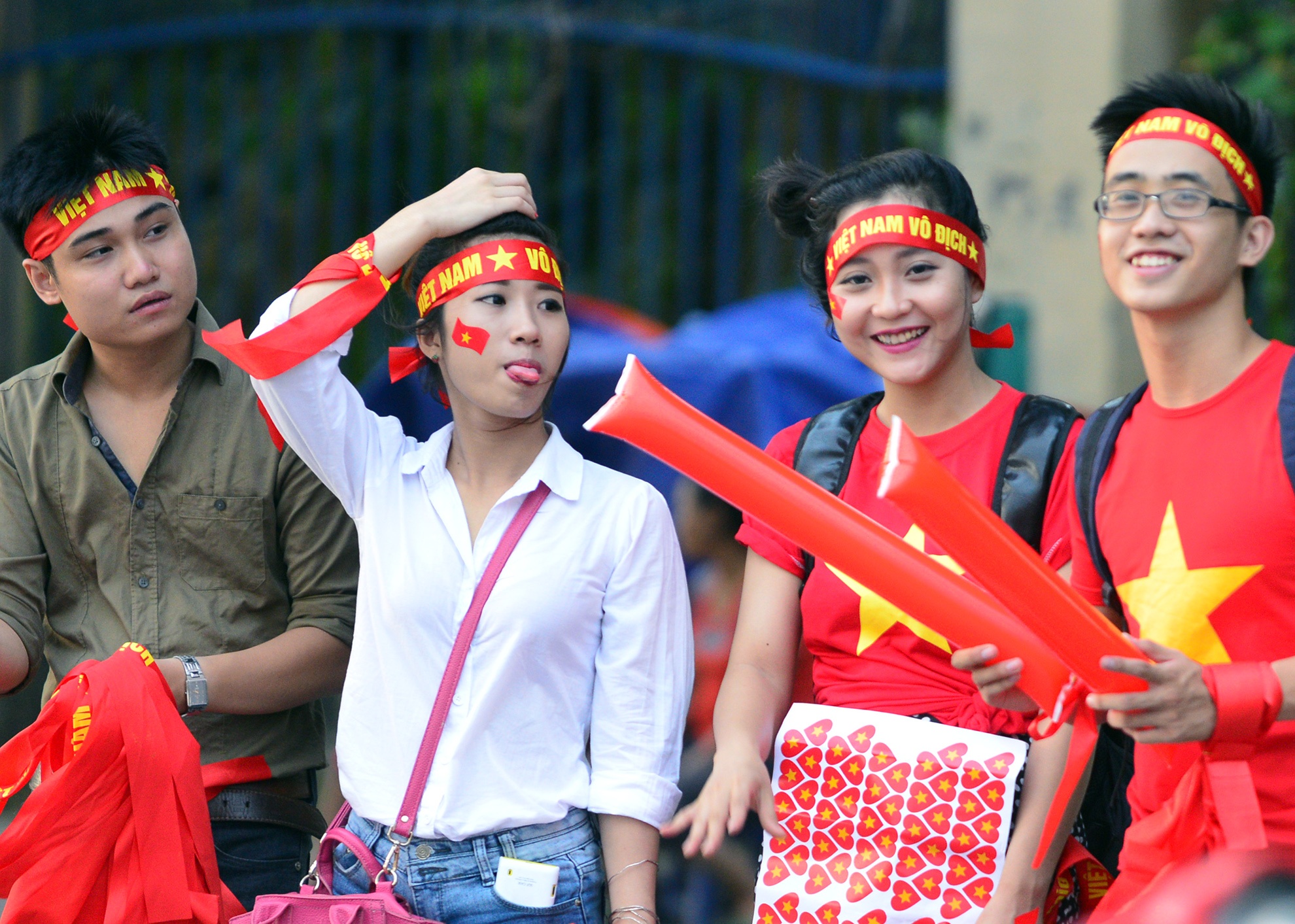 Nhiều sinh viên đi bán đồ phục vụ người hâm mộ. Chủ yếu họ muốn hòa mình vào dòng người để ủng hộ U19.