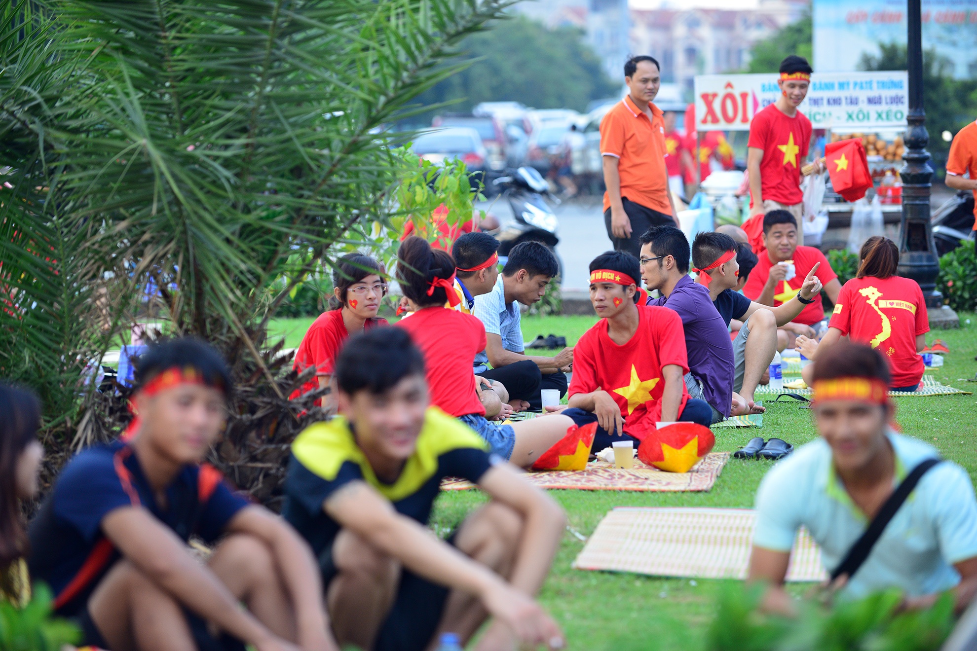 Các quán ăn, đồ uống ven SVĐ đông nghịt người. Những bãi cỏ cũng được tận dụng. Giá mỗi chai nước khoáng 10.000 đ, đồ ăn khác cũng tăng mạnh.