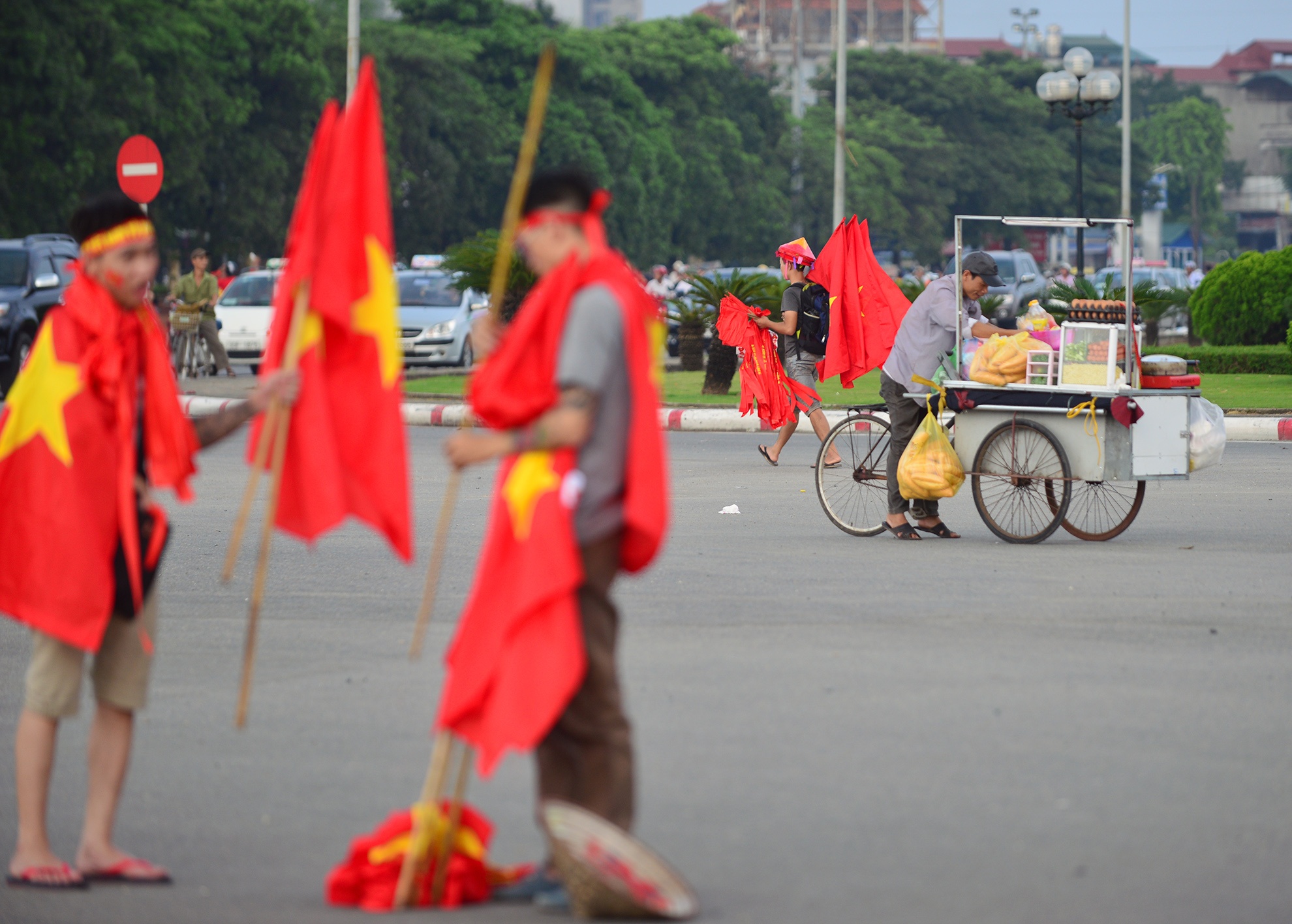 Hàng rong cũng hoạt động mạnh trước trận chung kết giữa U19 Việt Nam và Nhật Bản.