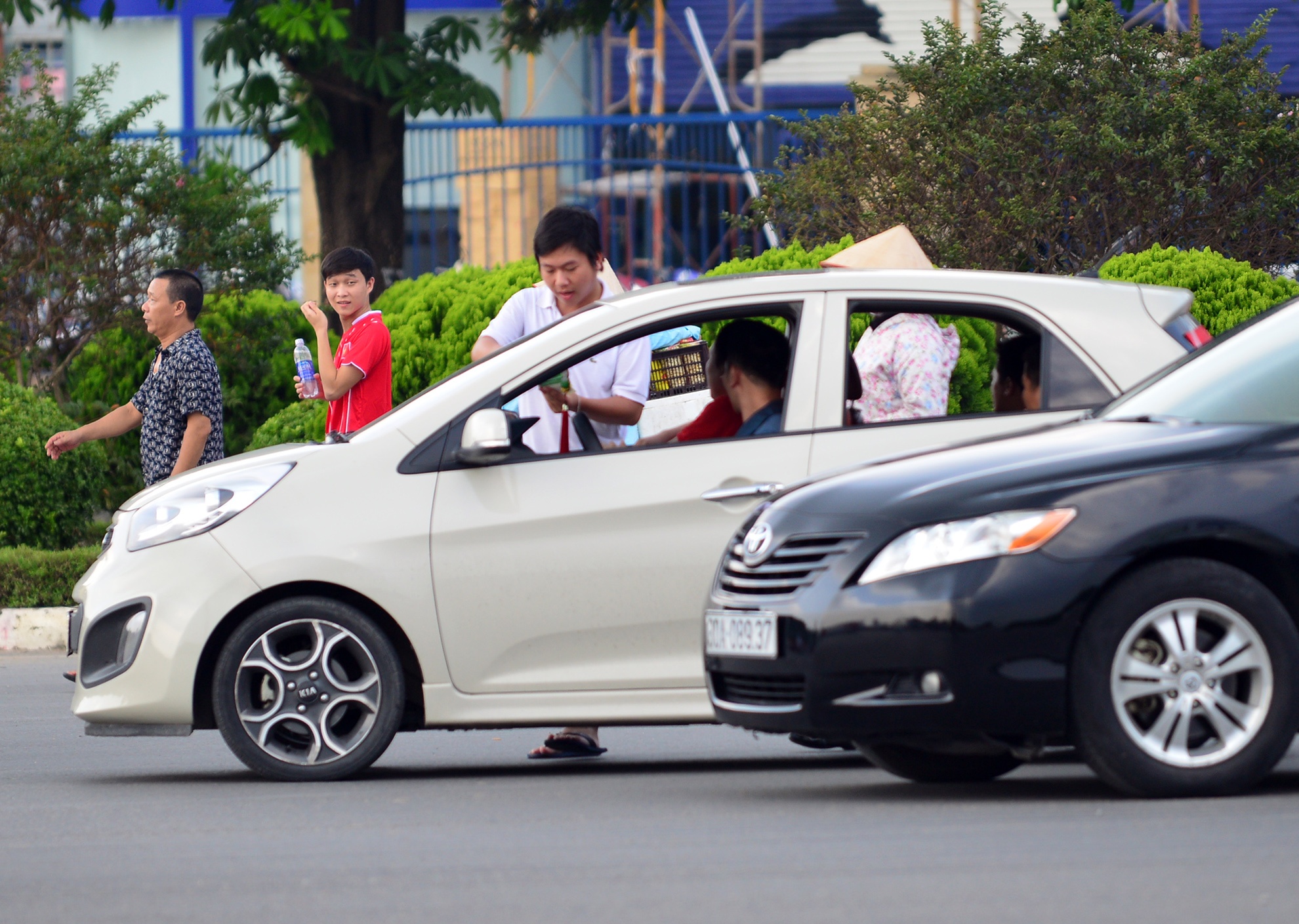 Do lực lượng an ninh quận Nam Từ Liêm tăng cường lực lượng để đẩy lùi đội ngũ phe vé, nhưng hiện tại vẫn còn một số người bán công khai trước cổng VFF.