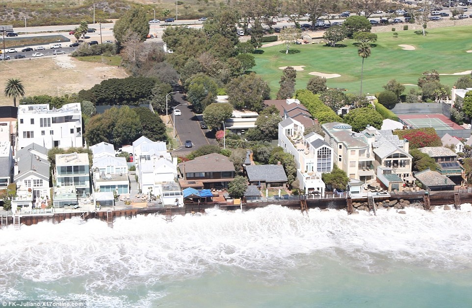 Dù đã kè cố , vững chắc, nhưng những người giàu vẫn không thể thắng được sức mạnh của thiên nhiên. Phần chân móng đều bị xói mòn, có nguy cơ sạt lở. 