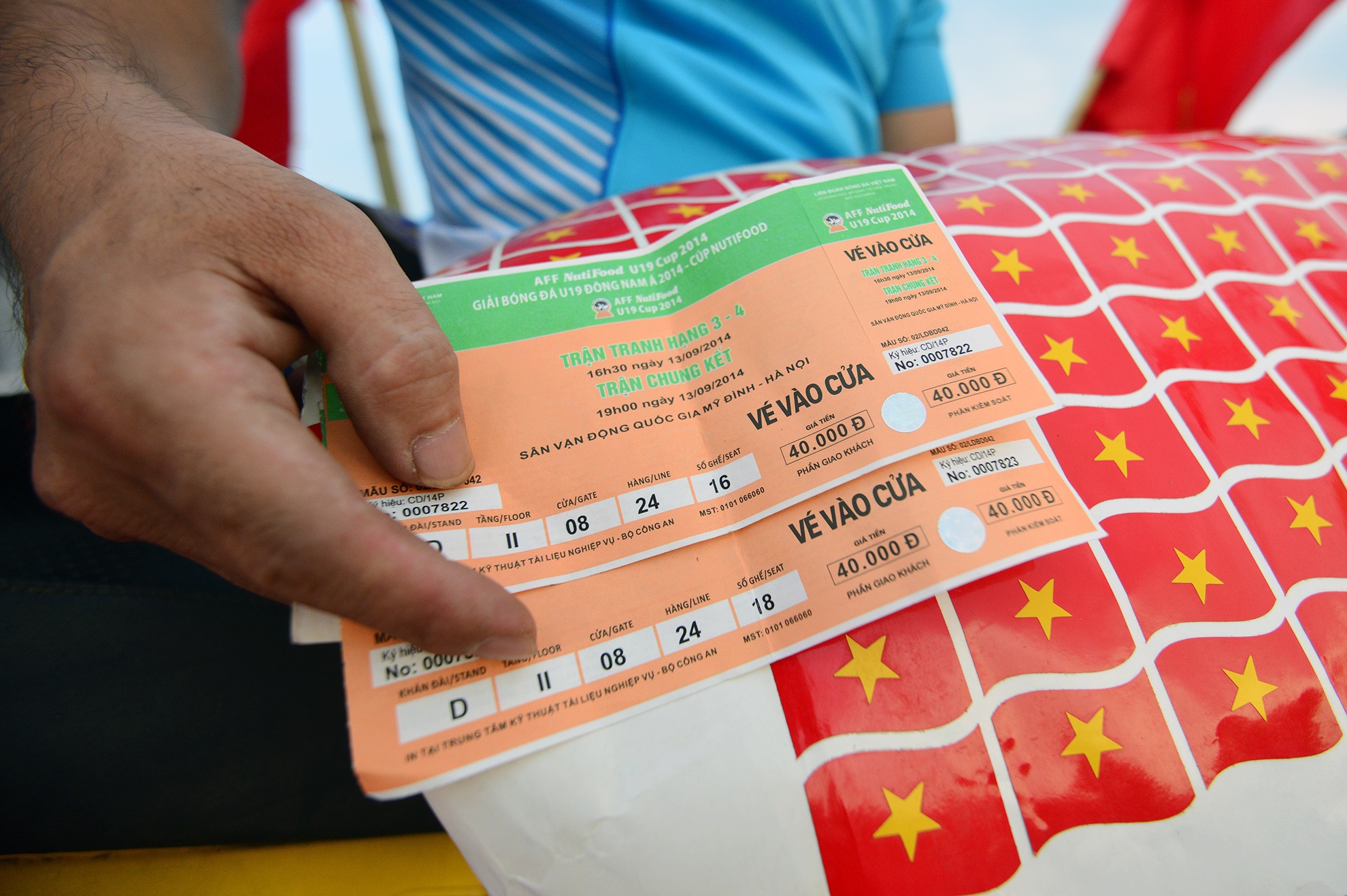 Hiện tại giá một cặp khán đài C,D là 800.000đ, A,B giá 2 triệu đồng.