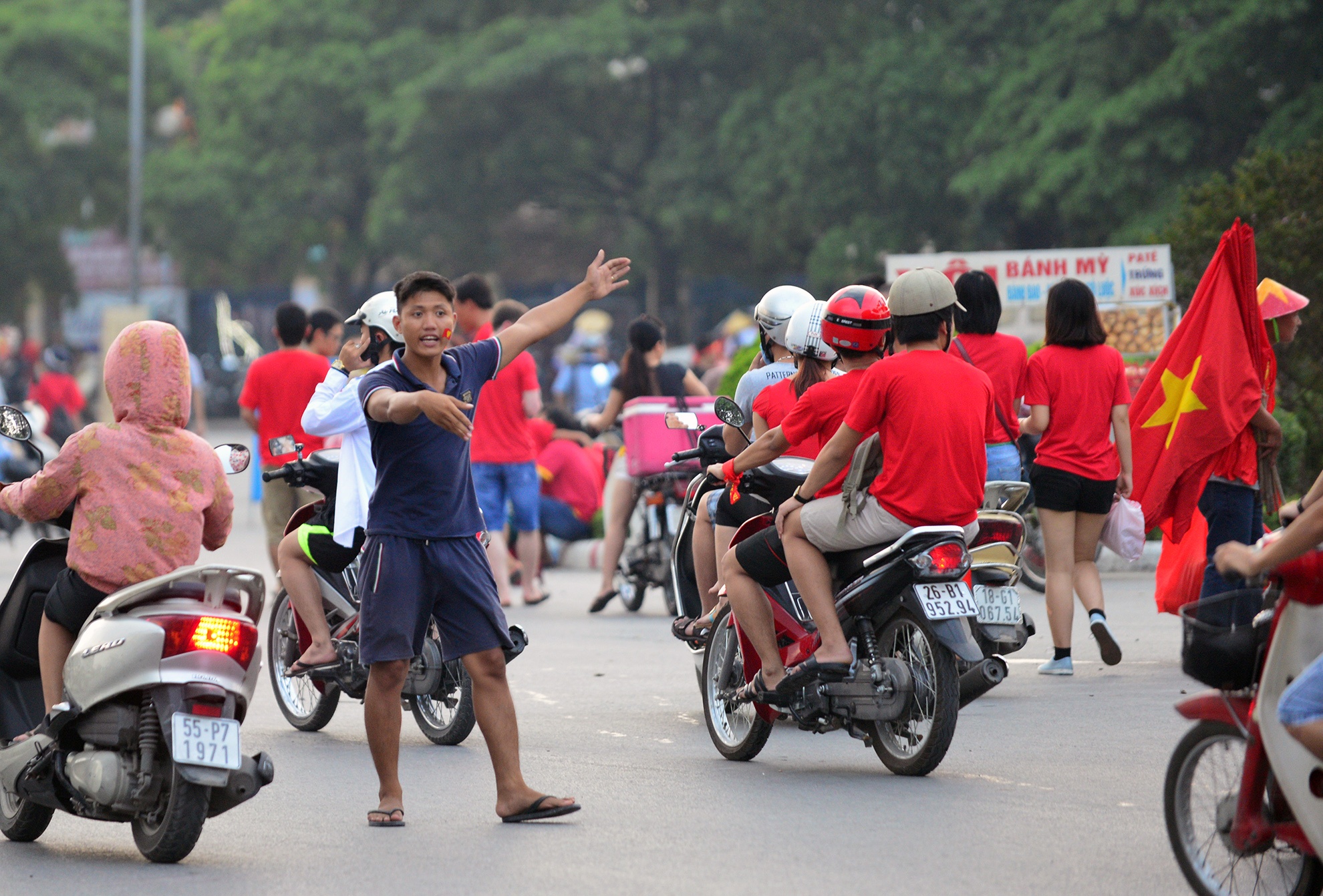 Dịch vụ gửi xe máy, ô tô tràn lan. Đội ngũ trông xe tràn xuống đường mời gửi xe.