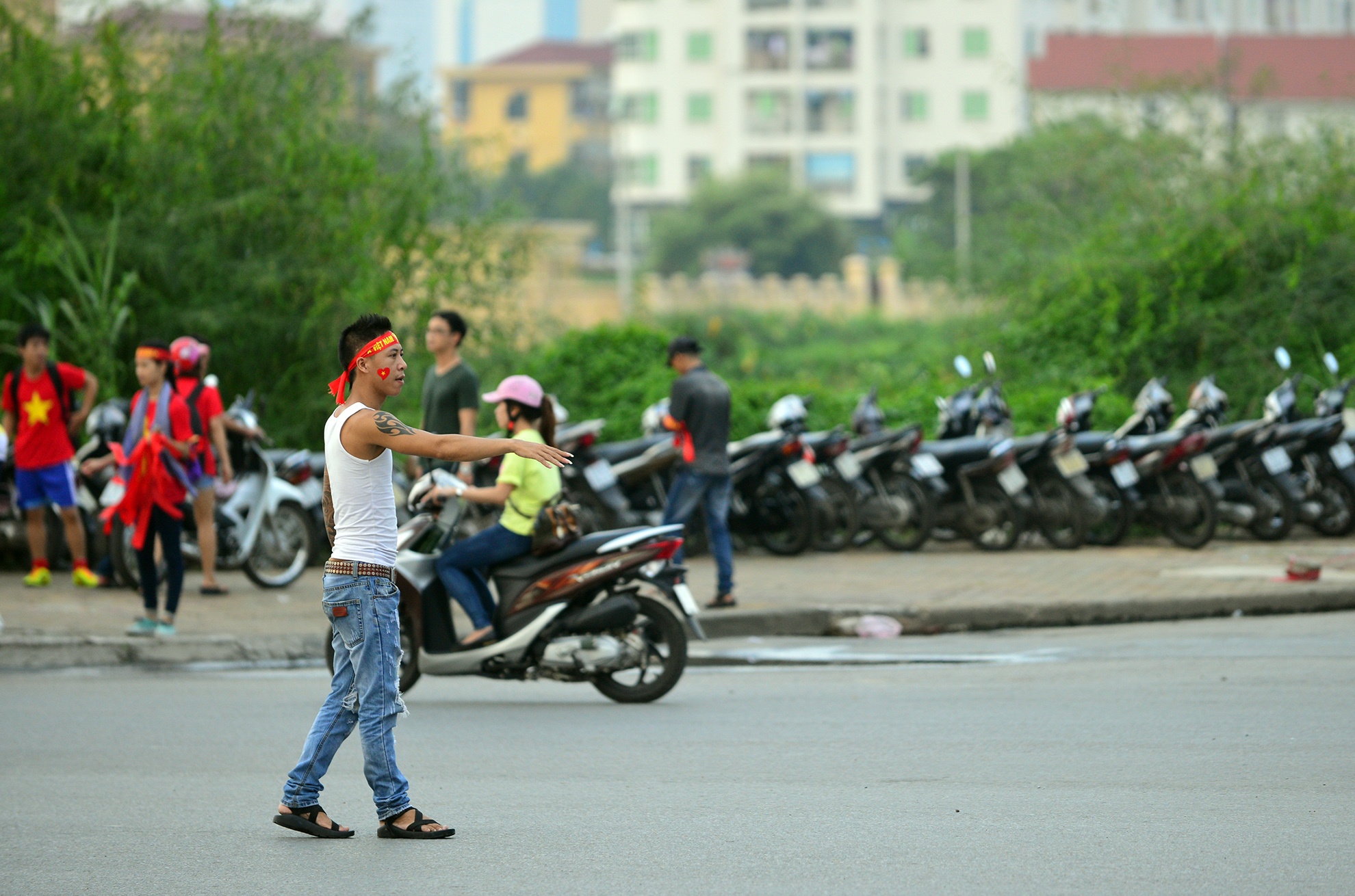 Giá xe máy từ 20.000 đến 30.000 đ. Ô tô đắt hơn.