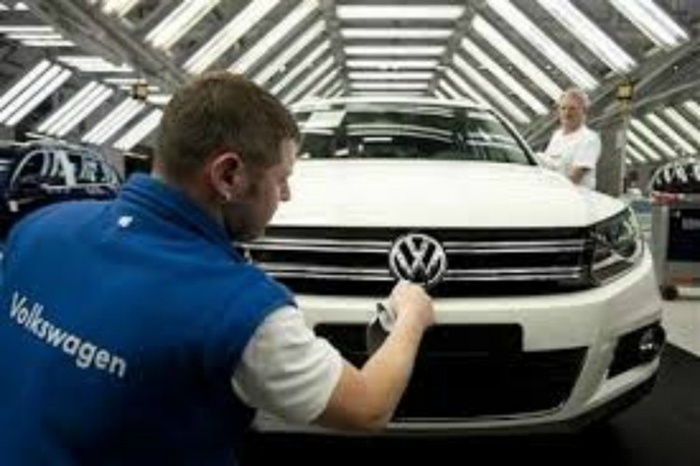 Volkswagen AG (trụ sở: Đức, tổng số nhân viên: 555.097 người, doanh thu: <abbr class=