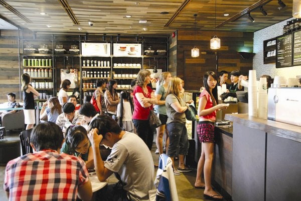 Vi sao hang ngoai 'du' duoc gioi tre Viet? hinh anh