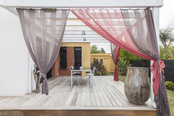 Những chiếc rèm mỏng cho một bữa tối lãng mạn.