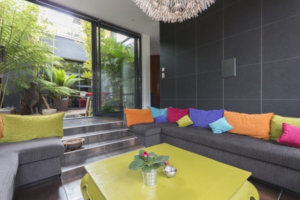 Một chiếc bàn màu xanh lục nhạt đặt giữa tạo nên sự 