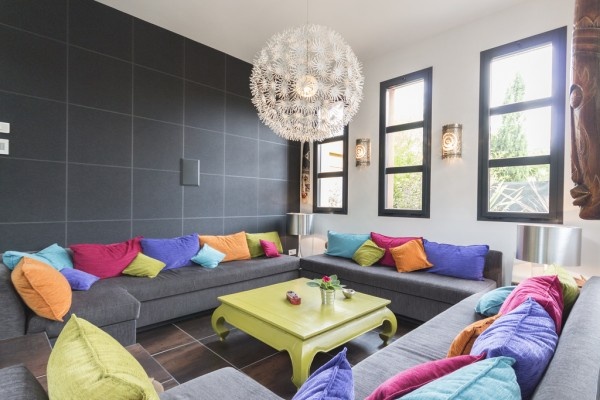 Đèn trần thiết kế đẹp tạo nên một sự lung linh cần thiết mỗi khi mặt trời lặn.