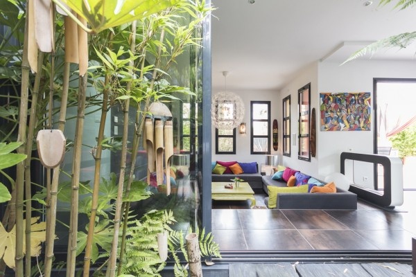 Phòng khách được ngăn cách với không gian bên ngoài bằng cửa trượt.