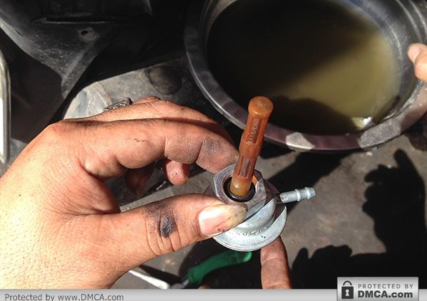 Hư hỏng ở hệ thống van bơm xăng khiến xăng chảy xuống buồng đốt cũng như tràn ra cả xe.