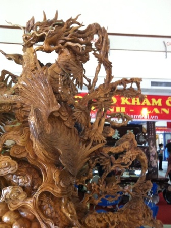 Với những nét trạm trổ tinh vi, đây là một trong những sản phẩm đẹp mắt và kỳ công. Một cơ sở sản xuất đồ mỹ nghệ từ vùng núi đá Hà Giang đã mang hàng trăm sản phẩm đồ lũa ngọc am được chế tác xuống trưng bày tại Triển lãm Nông nghiệp (Hà Nội). Lần đâu tiên những sản phẩm độc đáo, riêng có của vùng núi rừng Fanshipan đã khiến cho các tay chơi, đại gia Hà thành trầm trồ, hoa mắt vì dáng đẹp, nức mũi nhờ thơm.