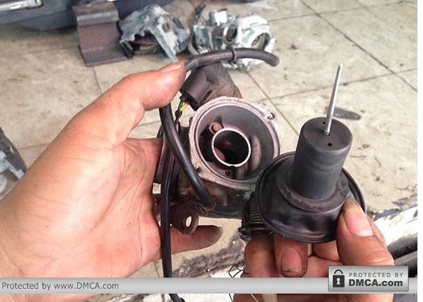 Kim ba cạnh rất dễ bị mòn, cong lệch khi sử dụng nhiên liệu kém chất lượng hoặc bị bám nhiều bụi bẩn.