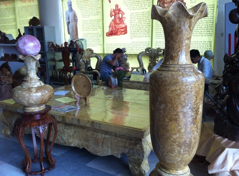 Những người hiểu biết về loại gỗ này đã không bỏ qua cơ hội để được tận mắt chiêm ngưỡng những sản phẩm đẹp mắt này.  Theo “quảng cáo” của chủ cơ sở sản xuất được ghi trên các tờ rơi, những món đồ gỗ ngọc am này còn có tác dụng như một vị thuốc để trị các bệnh khó chữa. Những người hiểu biết về loại gỗ này đã không bỏ qua cơ hội để được tận mắt chiêm ngưỡng những sản phẩm đẹp mắt này.  Theo “quảng cáo” của chủ cơ sở sản xuất được ghi trên các tờ rơi, những món đồ gỗ ngọc am này còn có tác dụng như một vị thuốc để trị các bệnh khó chữa.