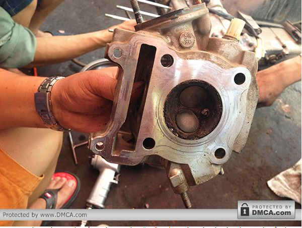 Xu-páp bị kênh do có nhiều muội than bám cặn cũng là nguyên nhân gây nên việc xe khó khởi động.