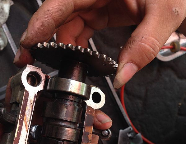 Vấu cam bị mòn dẫn tới không mở hết tầm tầm làm xe khó nổ.