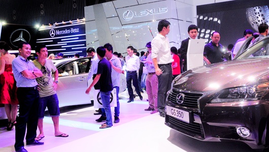 Di mua o to, dung quen mac ca hinh anh