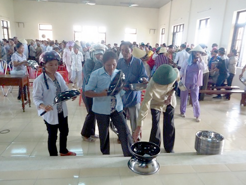 Bat nhao vi hoi truong xa bong ban hang khuyen mai hinh anh