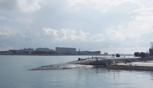 Tàu được vận hành bởi thủy thủ đoàn tới 140 người (gồm 15 sĩ quan). Tàu được trang bị hệ thống điện tử hiện đại để trinh sát, phát hiện mục tiêu dưới mặt nước (hệ thống định vị thủy ẩm gắn trên thân, kéo rê phía sau), hệ thống định vị, radar... 