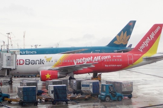 Nguy co tang gia ve may bay hinh anh