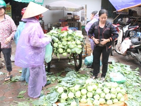 Muon co mua bao, thuc pham Ha Noi dua nhau doi gia hinh anh