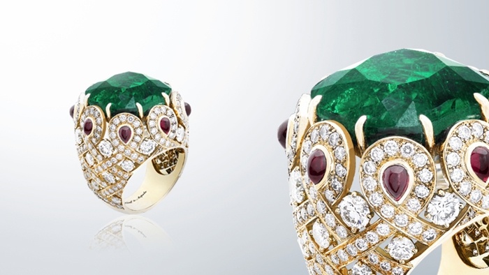 3. Van Cleef & Arpels Alfred Van Cleef và người chú của ông Salomon Arpels đã hợp tác thành lập nên Van Cleef & Arpels. Các thiết kế của Van Cleef gắn với những loài chim, hoa, nàng tiên và động vật, biểu tượng của tuổi trẻ, sự chuyển động, sắc đẹp và sự phiêu lưu. 