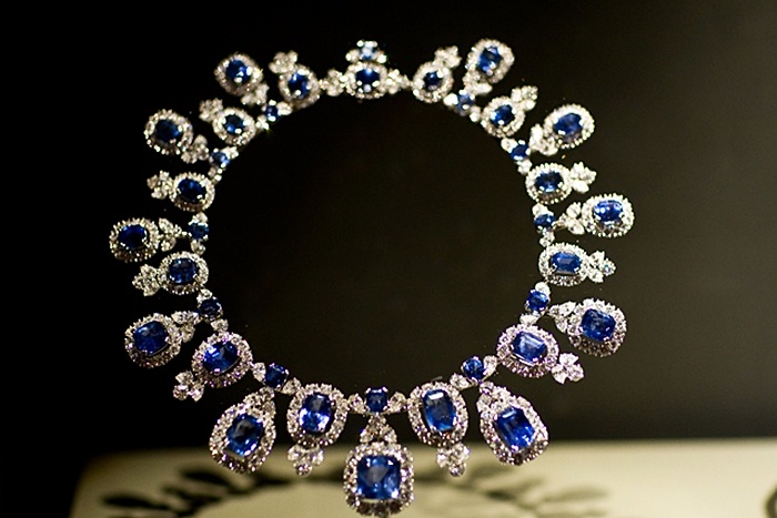 1. Harry Winston  Harry Winston đứng đầu trong danh sách này bởi vì nó đã trở thành một trong những thương hiệu đồ trang sức độc đáo và tinh tế nhất trên thế giới.