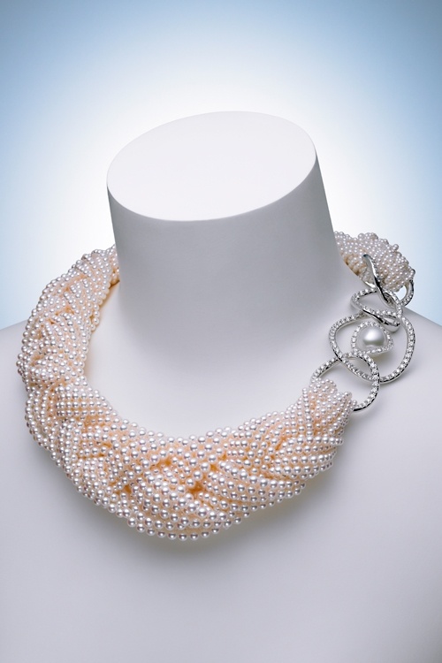 Những trang sức của Mikimoto làm từ những viên ngọc trai tuyệt đẹp mà chỉ trong mơ bạn mới tưởng tượng ra được – đó là ngọc trai titian, ngọc trai trắng và hồng.