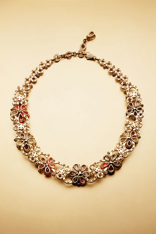 8. Bvlgari  Thành lập năm 1884, Bvlgari có trụ sở chính đặt tại Rome. Bvlgari đường như đã thống trị ngành công nghiệp đồ trang sức. Các thiết kế của Bvlgari vừa thanh lịch, cổ điển nhưng vẫn sang trọng và hiện đại.