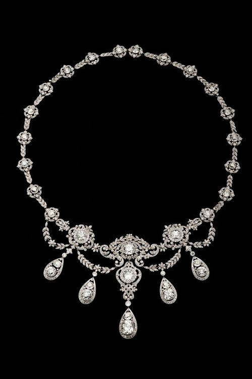 6. Tiffany & Co. Tiffany & Co. chế tác ra những món đồ trang sức không những dùng được trong những dạ tiệc sang trọng mà cho cả những ngày bình thường. Công ty được thành lập năm 1837.