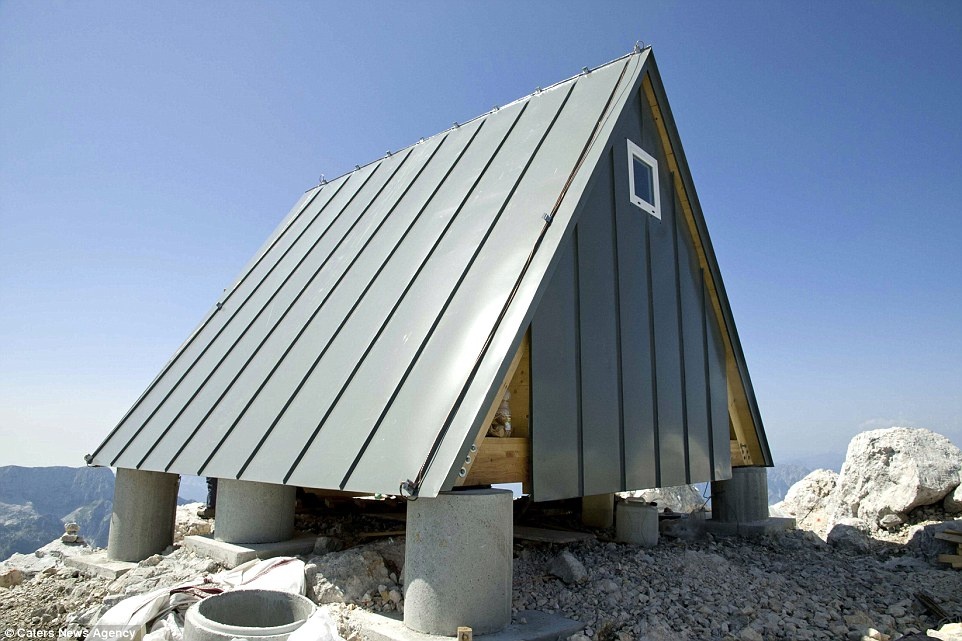 Khach san mien phi cheo leo tren dinh nui cao nhat chau Au hinh anh