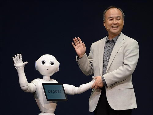 Ông Masayoshi Son và robot mô phỏng động tác của người có tên Pepper.  