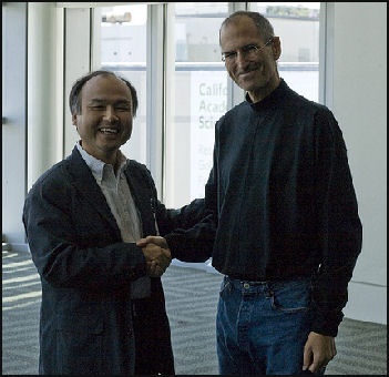 Ông Masayoshi Son và cựu CEO Apple - Steve Jobs.