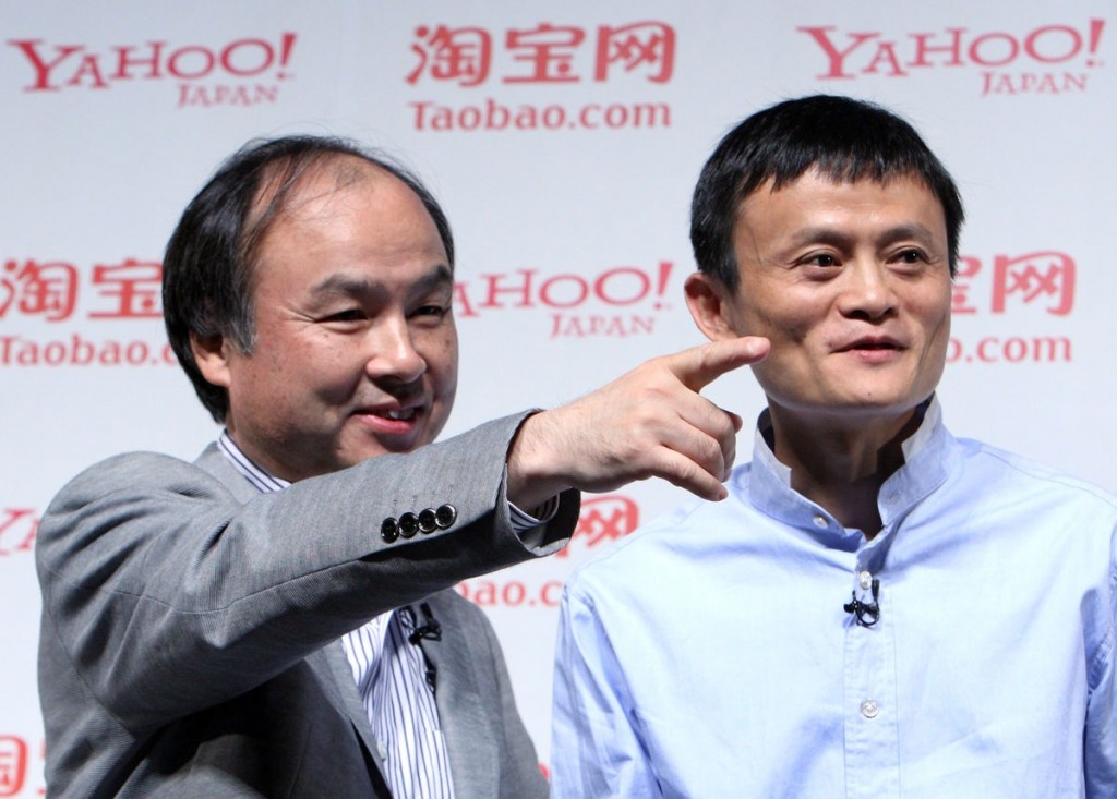 Masayoshi Son và Jack Ma tại Tokyo trong một buổi họp báo năm 2010.