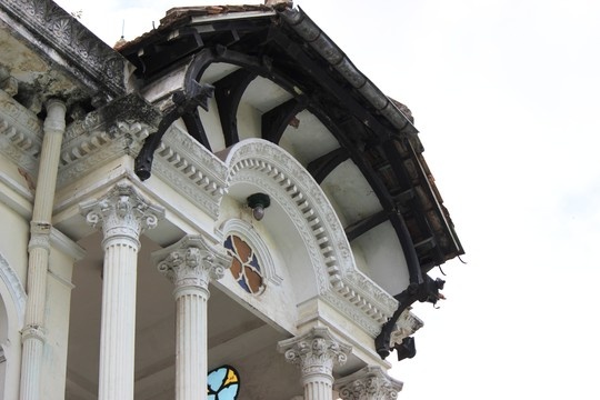 Trải qua thời gian lâu nhưng những hoa văn trên tòa nhà vẫn còn nguyên.