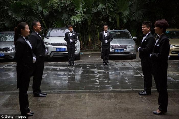 Tốc độ tăng trưởng kinh tế nhanh giúp Trung Quốc chứng kiến sự nở rộ của tầng lớp tỷ phú mới. Họ khao khát thể hiện quyền lực và đẳng cấp bằng việc học theo phong cách quý tộc được khắc họa trong seri phim hot Downton Abbey.