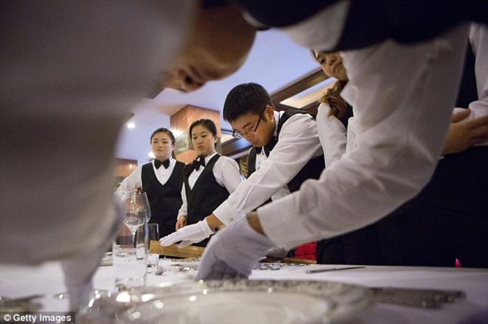 Một quản gia đích thực sẽ là người giúp họ đạt được phong cách sống đó. Và đây cũng là lý do Học viện Quản gia Quốc tế có thể kiếm bộn tiền từ những tỷ phú mới nổi Trung Quốc do nhu cầu tuyển quản gia tăng chóng mặt.