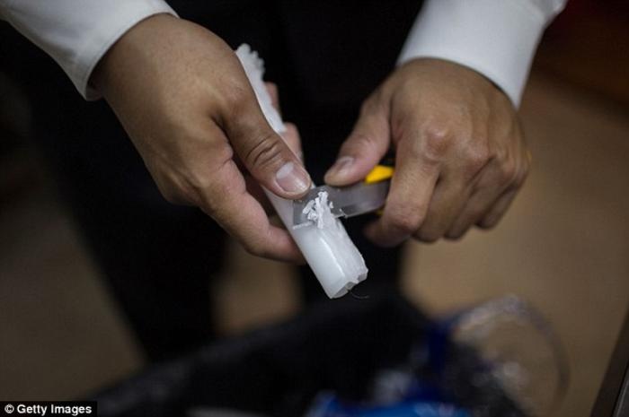 Nếu một cây nến được tái sử dụng, nó nhất thiết phải được gọt hết phần sáp thừa bám quanh thân nến để đảm bảo yếu tố thẩm mỹ trên bàn ăn.